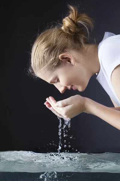 Schönheit Mädchen waschen Gesicht — Stockfoto