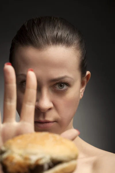 Concepto de dieta: la mujer dice que no hay alimentos grasos — Foto de Stock