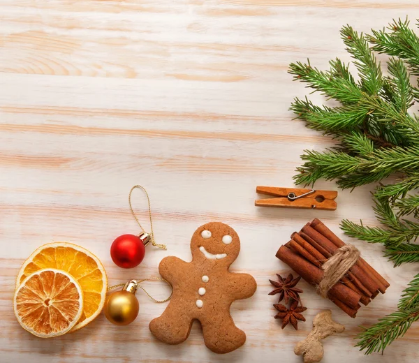 Pan di zenzero Albero di Natale e regali in tavola — Foto Stock