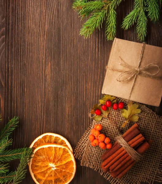 Árvore de Natal com caixa de presente e decorações em backgroun de madeira — Fotografia de Stock