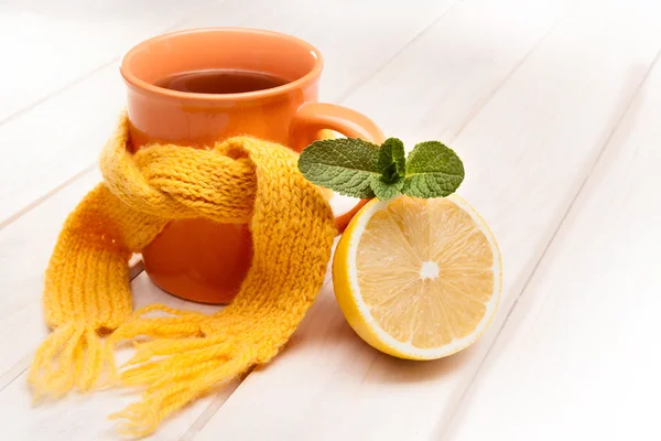 Чашка чаю, м'яти і лимона на дерев'яному столі — стокове фото