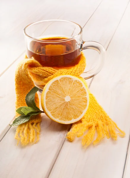 Taza de té, menta y limón en la mesa de madera —  Fotos de Stock