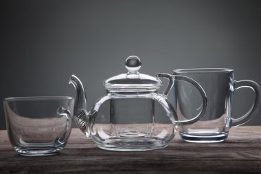 Çaydanlık ve çay, ahşap masada.