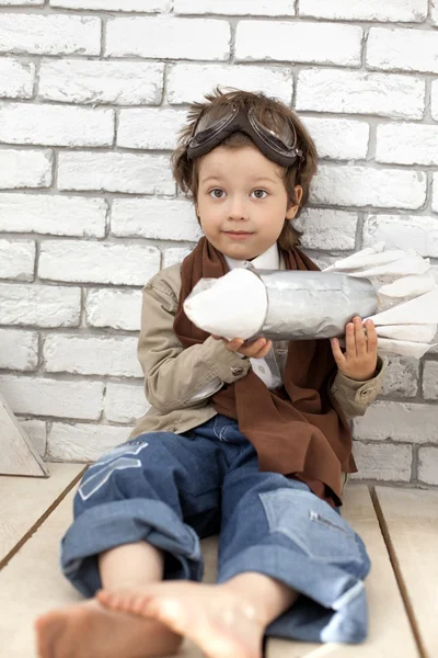 Ragazzo con razzo al chiuso giocare — Foto Stock