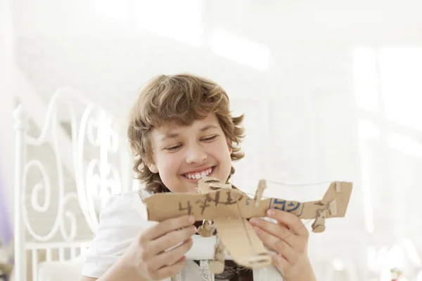 Teenager mit Modellflugzeug — Stockfoto