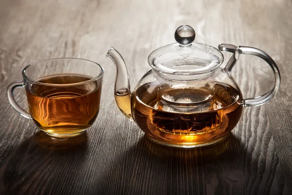 Çaydanlık ve çay, ahşap masada.