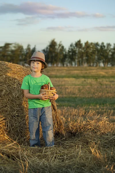 Мальчик с корзиной булочек — стоковое фото