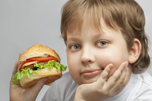 Menino com hambúrguer — Fotografia de Stock