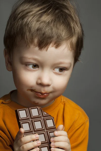 Ragazzo con barretta di cioccolato — Foto Stock