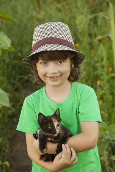 Niño feliz con un gatito — Foto de Stock