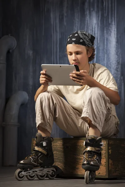 Подросток сидит с планшетным компьютером — стоковое фото