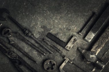 aşınmış eski araçlar