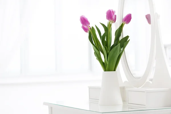 Tulipán en la habitación — Foto de Stock