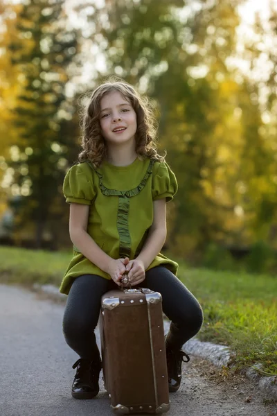 Девушка-путешественница с чемоданом — стоковое фото