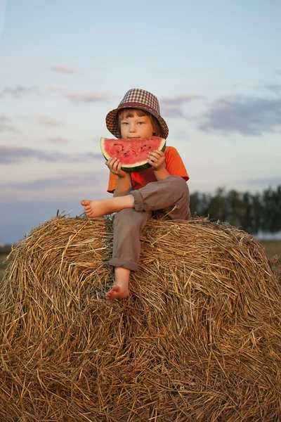 Мальчик ест арбуз — стоковое фото