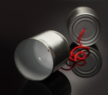 düz siyah cilalı masanın üzerinde yatan bir teneke kutu--dan telefon oyuncak