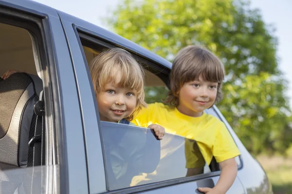 Arabada oturan iki çocuk — Stok fotoğraf