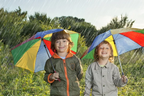 Gelukkig broer met paraplu buitenshuis — Stockfoto