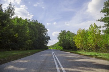 Yaz aylarında boş asfalt yol