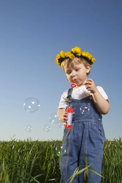Garçon jouer dans bulles — Photo
