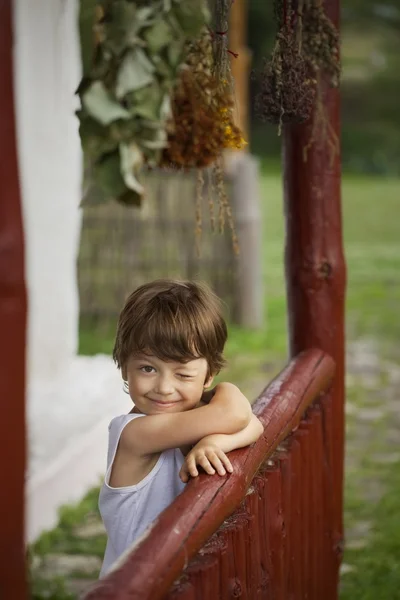 Eski bir ev verandada mutlu çocuk — Stok fotoğraf
