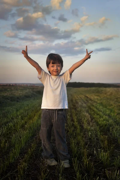 Ευτυχισμένο αγόρι σήμα της νίκης για προβολή — Φωτογραφία Αρχείου