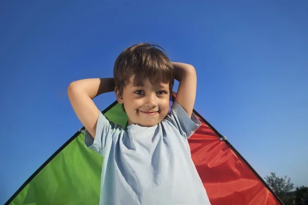 Menino feliz com papagaio — Fotografia de Stock