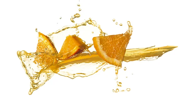 Portakal dilim suyu akışı — Stok fotoğraf
