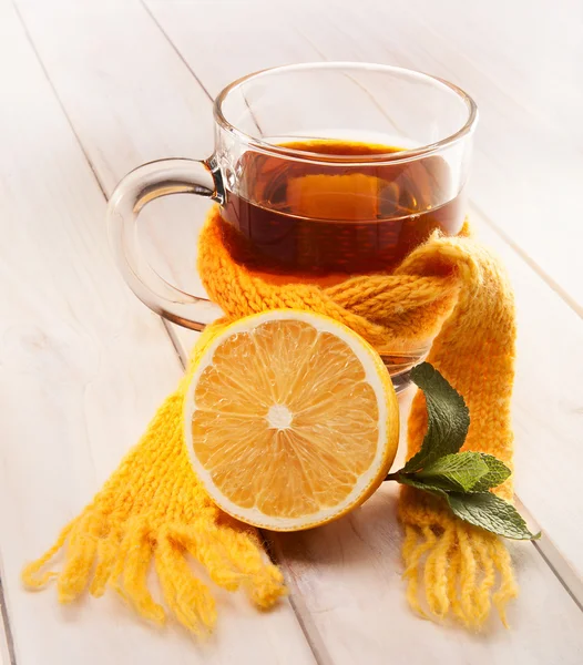 Чашка чаю, м'яти і лимона на дерев'яному столі — стокове фото