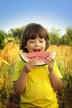 mutlu çocuk bahçesinde karpuz yeme