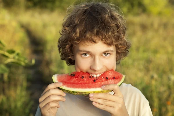 Happy teenager eating watermelon — Stock Photo, Image