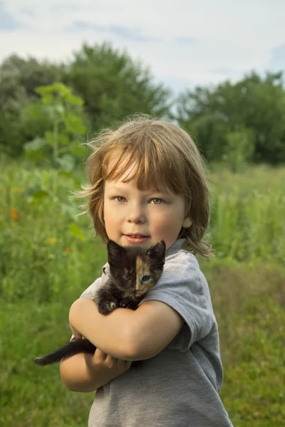 Gelukkig kind met een kitten — Stockfoto