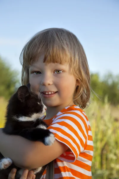 Niño sosteniendo gatito — Foto de Stock