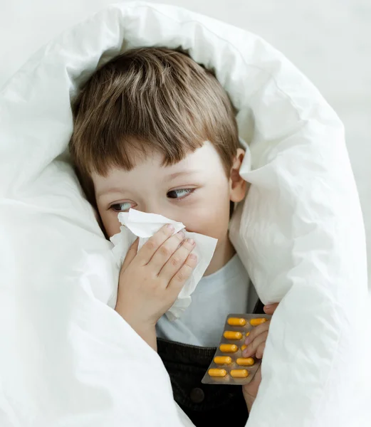 Jongen zijn neus af te vegen — Stockfoto