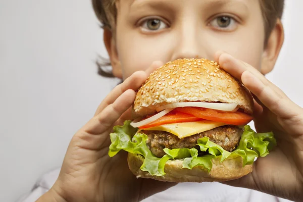 Eszik hamburgert fiú — Stock Fotó