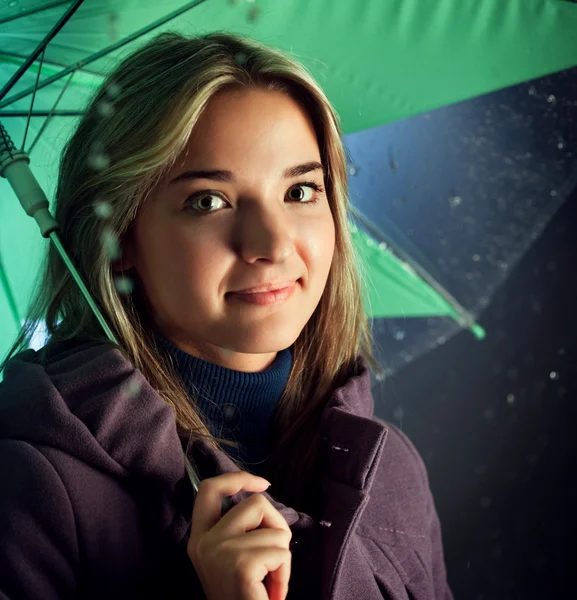 Mulher sob um guarda-chuva — Fotografia de Stock