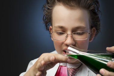 iki şişe ile komik duygusal kimyager