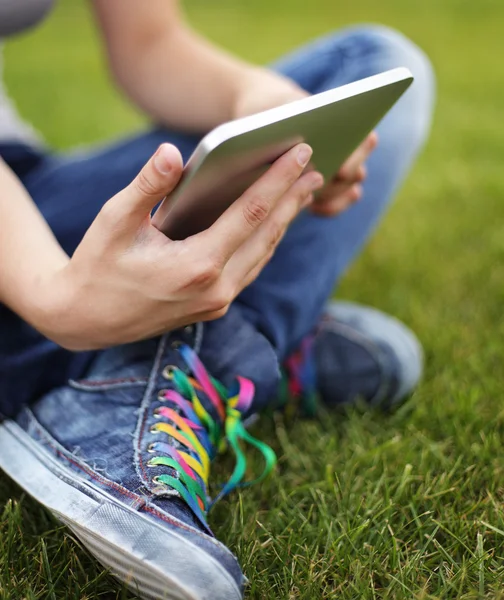 Schönheit Mädchen mit Tablet-PC im Freien — Stockfoto