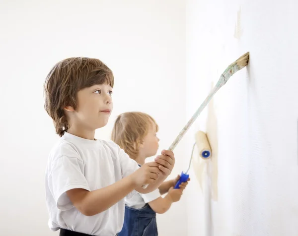 Jongen schildert de muur roller — Stockfoto