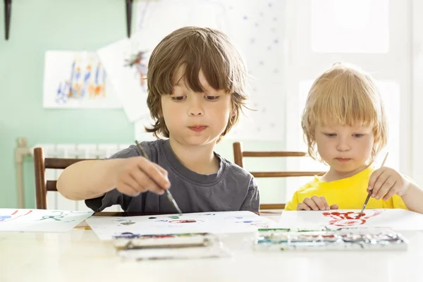 Les enfants dessinent à la maison — Photo