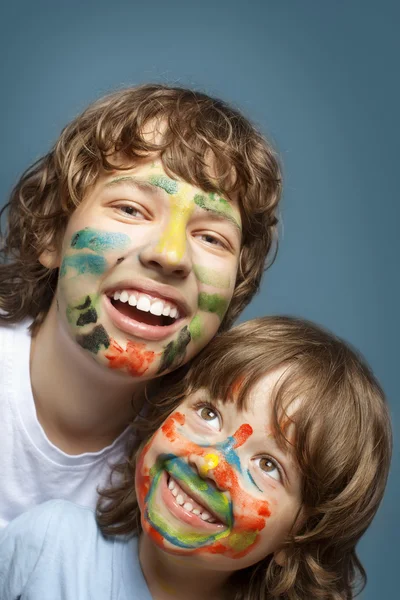 Dos hermanos alegres con caras pintadas —  Fotos de Stock