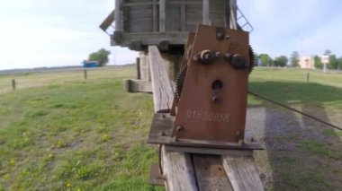 Yeşil çim üzerinde eski yel değirmeni