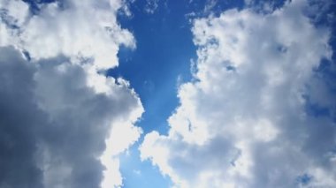 bulutlu gökyüzü ve uçup uçak