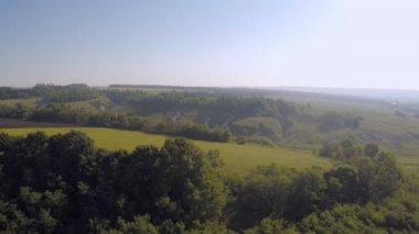kuşbakışı orman, tarım arazileri ve dağ geçidi