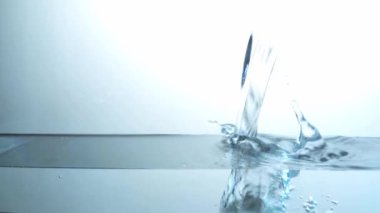 Temiz su dalgalar ve kabarcıklar ile dökülür