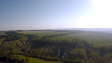 Orman, tarım arazileri, dağ geçidi dawn ve güneş ışınları