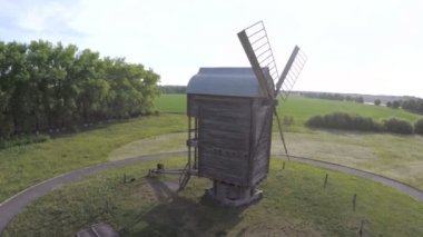 Yeşil çim üzerinde eski yel değirmeni