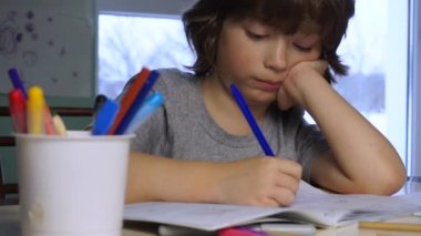 Çocuk evinde masada çizer