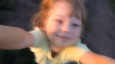 Oğlu Park çevresinde dönen baba