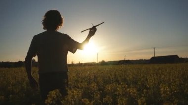 Mutlu çocuk oynarken bir uçak ile